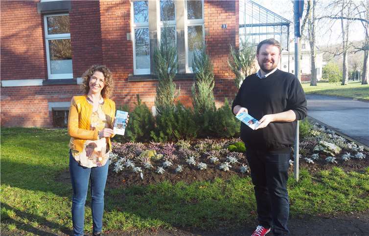 Rathauschef Christoph Mohr und Nadine De Bock präsentieren das neue Gastgeberverzeichnis der Stadt Bendorf, das ab sofort als Druck- und Onlineausgabe erhältlich ist.Quelle: Stadt Bendorf