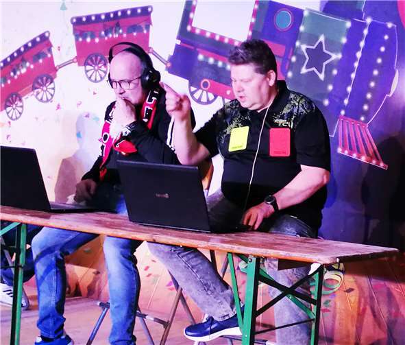 Ratlos und chaotisch im Kölner Hightechkeller: KG-Chef Norbert Röhn als Regelpapst und René Beyreuther als überforderte Aushilfe.