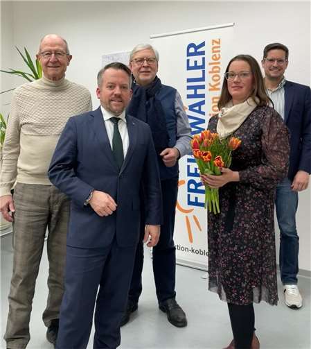 Ratsfraktionsvorsitzender und Landtagsabgeordneter Stephan Wefelscheid begrüßte zu Beginn das neue Fraktionsmitglied und hieß sie mit einem orangenen Frühlingsgruß willkommen. Quelle: Freie Wähler Koblenz