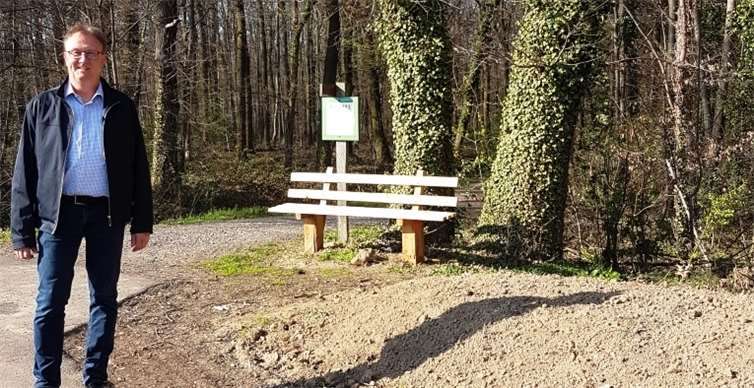 Ratsherr Jörg Meyer am als Blühstreifen neu gestalteten Waldrand von Merzbach/Schlebach. Fotos: privat