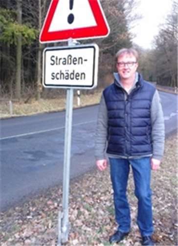 Ratsherr Jörg Meyer an der schadhaften L113 nach Rheinbach. privat