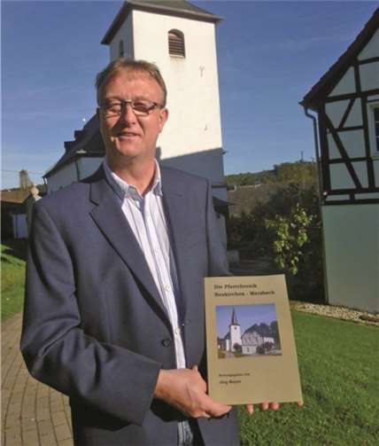 Ratsherr Jörg Meyer mit der Chronik. privat