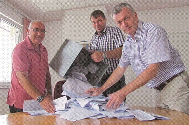 Ratsmitglied Dirk Schmalebach, 1. Beigeordneter Guido Kern u. Ortsbürgermeister Uwe Engel (v. l.) freuen sich über die gute Resonanz der Bürgerbefragung.