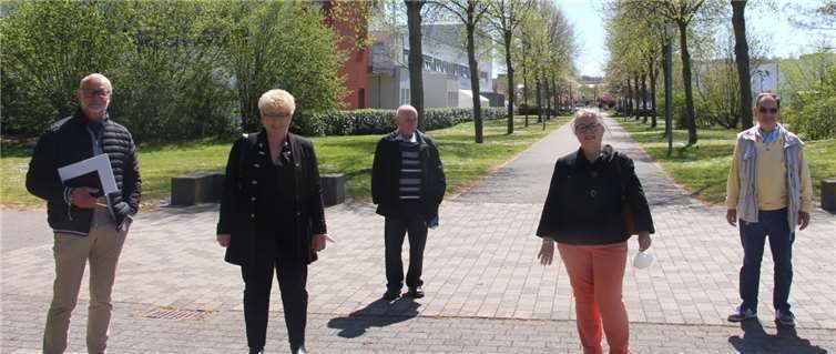 Ratsmitglied Fritz Naumann (li.), SPD-Fraktionsvorsitzende Marion Lipinski-Naumann (2.v.li.), Vorsitzende SPD-OV Rauental Ursula Hühnerfeld (2.v.re.) sowie weitere Vertreter des Ortsvereins.Quelle: SPD-Stadtratsfraktion