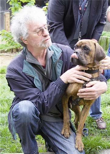 Ratsmitglied Klaus-Jürgen Pusch (BfM) mit einem vierbeinigen Tierheimbewohner. privat