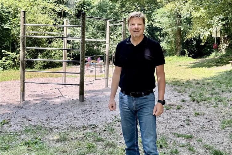 Ratsmitglied Kretschmer am kühlen Ort Bienhorntal.