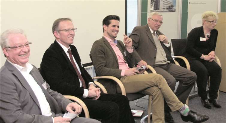 Ratsmitglied Manfred Bastian (v.li.n.re.), Wirtschaftsförderer Thomas Hammann, Ratsmitglied Christian Altmaier, Oberbürgermeister Joachim Hofmann-Göttig und SPD-Fraktionschefin Marion Lipinski-Naumann im Dialog zu „Mehr Ideen. Mehr Koblenz.“privat