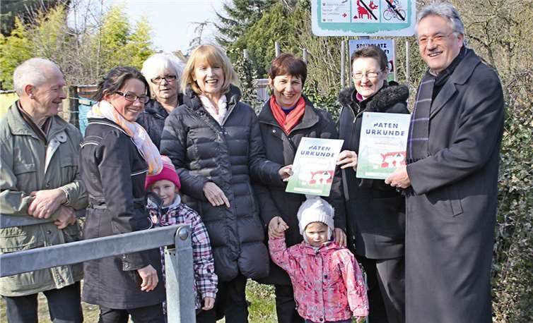 Ratsmitglied Peter Balmes nahm die Patenschaftsurkundenvon Bürgermeisterin Marie-Theres Hammes-Rosenstein entgegen. Privat