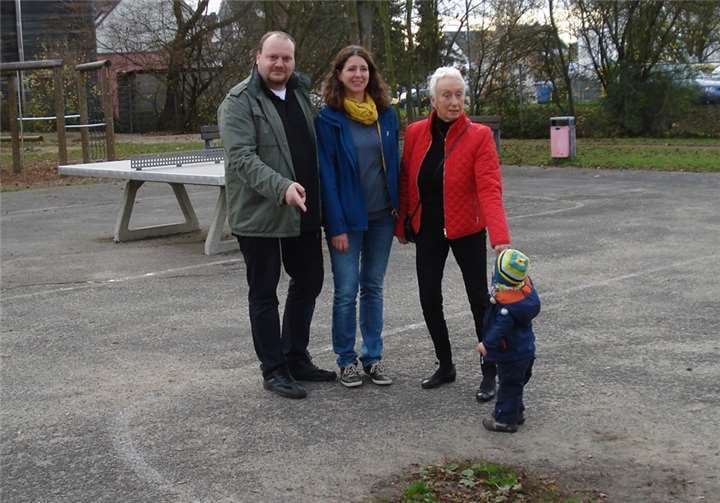 Ratsmitglied Thorsten Schneider (SPD), Schulleiterin Sabine Müller und Ratsmitglied Monika Artz (CDU) (v.l.) an der gefährlichen Absenkung auf dem Schulhof. privat