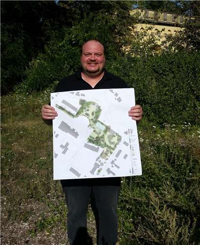 Ratsmitglied Thorsten Schneider vor Ort.Quelle: SPD Karthause