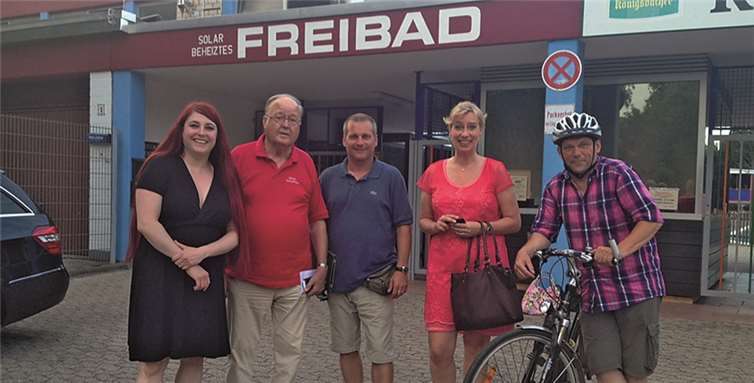 Ratsmitglieder der FDP-Fraktion vor dem Oberwerther Freibad: (v.l.) Claudia Kriebs, Dr.h.c. Friedhelm Pieper, Torsten Schupp, Birgit Hoernchen, Michael Bordelle.privat