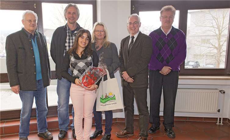 Raubach. In Raubach weilt derzeit außergewöhnlicher Besuch. Rosalia Palavecino aus Limo bei Buenos Aires/Argentinien ist als Austauschschülerin für ein Jahr bei der Familie Zimmermann in Raubach zu Gast. Deren Tochter Isabelle weilt seit August 2012 in Argentinien bei der Familie Palavecino. Sie wird Ende Juli wiederkommen. Verbandsbürgermeister Volker Mendel hat den besonderen Gast Rosalia im Puderbacher Rathaus empfangen. Ortsbürgermeister Harry Hachenberg war mitgekommen. Bei einer Tasse Kaffee gab es einen Austausch über die Kulturen.WT