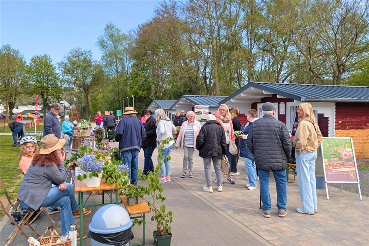Raubach blüht auf: Der Garten- und Pflanzmarktt lockte die Besucherinnen und Besucher auf den Mehrgenerationenplatz.