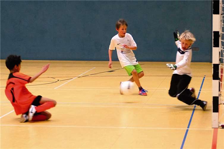 Raubach ließ Puderbach (orange Trikots) keine Chance.
