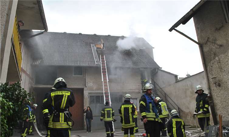 Rauch aus allen Gebäudeöffnungen: In einem Anwesen in der Kettiger Breite Straße kam es zu einem fiktiven Brand. Eric Brüning (Feuerwehr Weißenthurm)