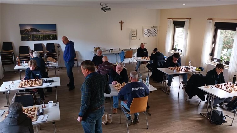 Rauchende Köpfe beim Schachkampf Talentschmiede gegen Kettig. Foto: Robert Kaufmann