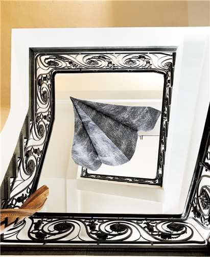 Raumarbeit von Susanne Krell im Treppenhaus des Roentgen-Museums. Foto: Manfred Bogner