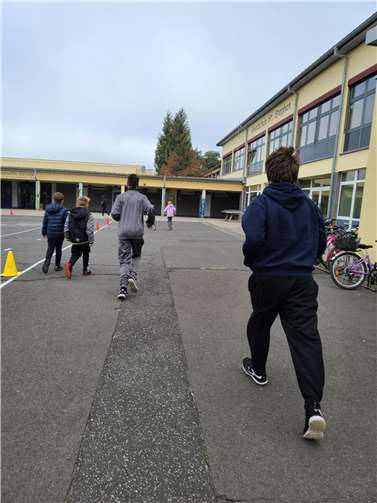 Raus aus dem Klassenzimmer und 15 Minuten an der frischen Luft laufen hieß es an der Elisabeth-Schule Andernach. Foto: privat
