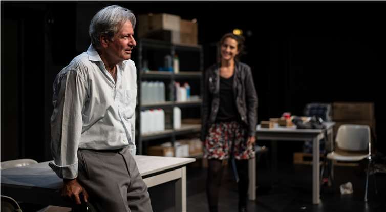 Ray verbüßte eine Gefängnisstrafe und fasstewieder Fuß im Leben, aber nur mit neuer Identität. Fotos: Schlosstheater