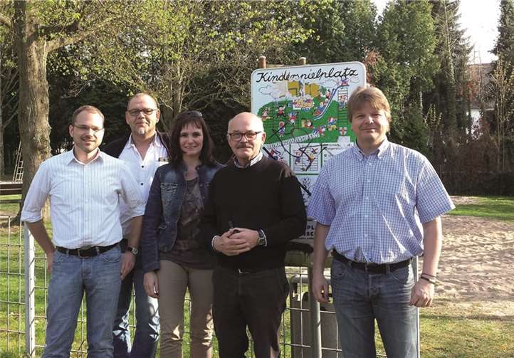 Raymond Twiesselmann, Thomas Haselbach, Ute Hentschel, Gerhard Voell und Christoph Kretschmer (v. l.) sprechen sich gegen den Bau eines Discounters im Bereich des Spielplatzes aus. privat