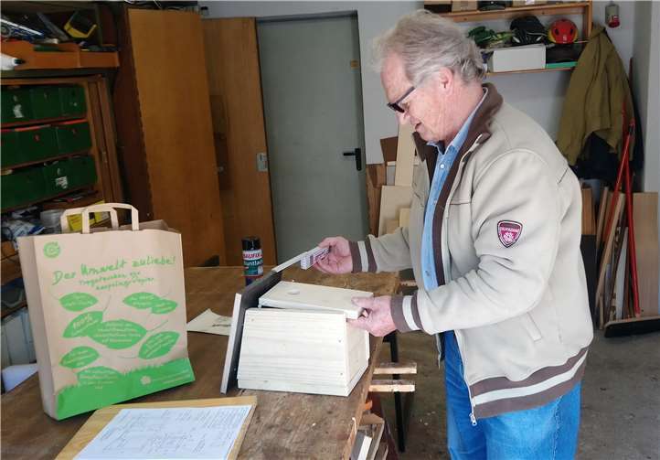 Razejung Hans-Georg Schmidt stellt einen Bausatz zusammen. Foto: privat