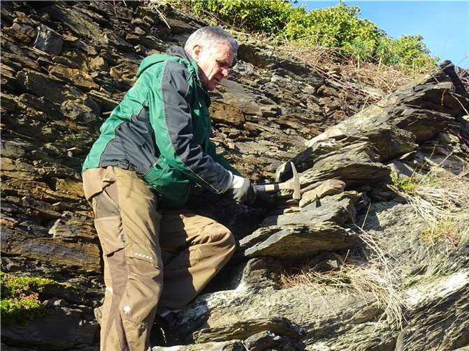Razejung Klaus Strick repariert eine Bruchsteintreppe in der Lehmener Würzlay. Foto: privat
