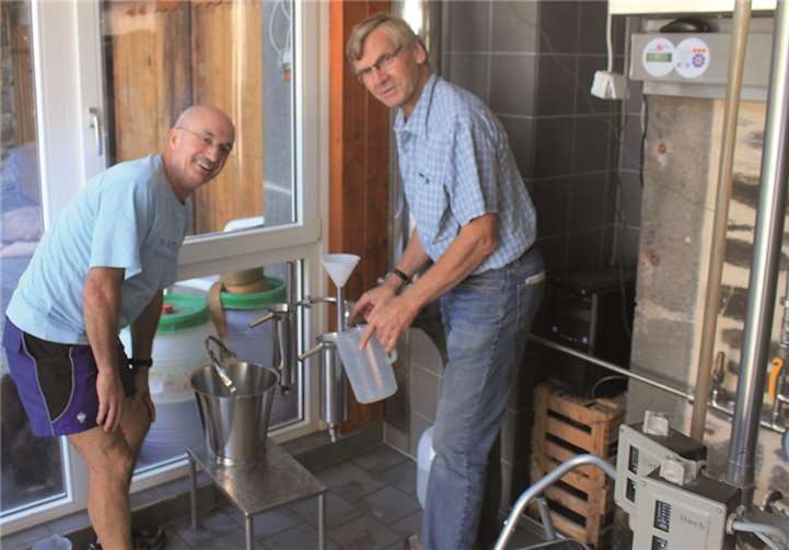 Razejunge Willi Unschuld und Dieter Möhring freuen sich über die Qualität des ersten Lavendelöldestillats.privat