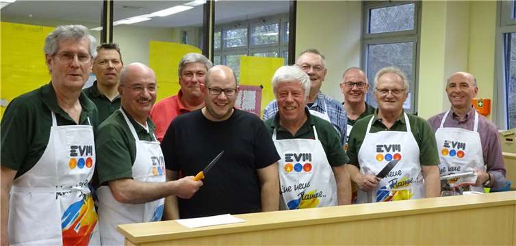 Razejunge als Hobbyköche mit ihrem Ehrenrazejung Rudi Zenz (r.).Foto: privat