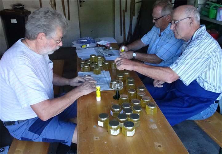 Razejunge beim Etikettieren der neuen Honiggläser. Foto: privat