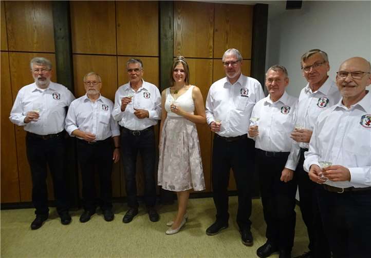 Razejunge gratulieren Gebietsweinprinzessin Julia Gries.Foto: privat