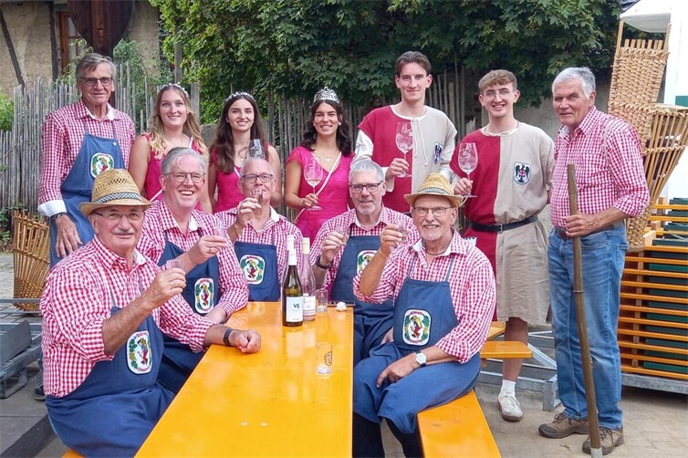 Razejunge mit Weinmajestäten und Koberner Burggrafen.