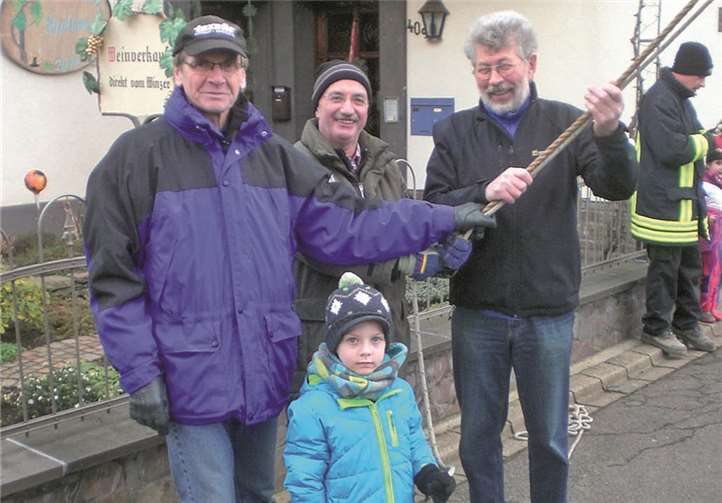 Razejungen aller Altersgruppen halfen beim Aufstellen des Kirmesbaumes. privat