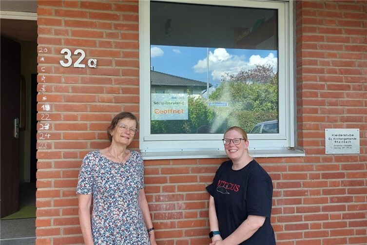 Rcarda Duch und Pfarrerin Gudrun Schlösser vor dem neuen Eingang der Sozialberatung