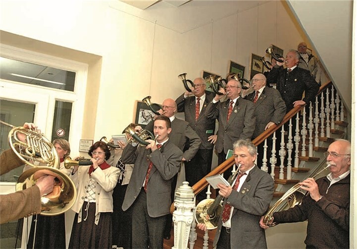 Re.: Wilfried Freischem bei den Jagdhornbläsern.