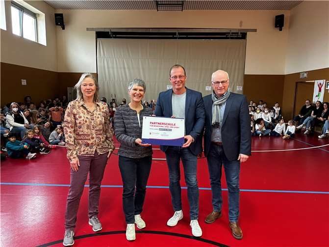 Re-Zertifizierung: Regierungsdirektor Stefan Kölsch (ADD-Sportreferat, rechts) und Katrin Riebke (Referentin Schulsport beim LSB, links) verleihen Diana Pretz (Schulleiterin, 2.v.l.) und Jörg Lempertz (Bürgermeister der Verbandsgemeinde, 2.v.r.) in Anwesenheit der gesamten Schüler- und Lehrerschaft sowie den Vertretern des Elternbeirates, Mitarbeitern der Verbandsgemeinde Mendig und von Stadtbürgermeister Hans Peter Ammel erneut das Prädikat als „Partnerschule für Bewegung, Spiel und Sport“..  Quelle: Verbandsgemeinde Mendig