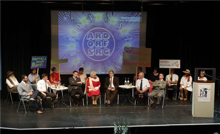 Reaktionen der Bürger und Ortsvertreter kurz vor der Geburt der Gemeinde brachte der Laienspielkreis Oberbachem mundartlich-humoristisch auf die Bühne.Fotos: CEW