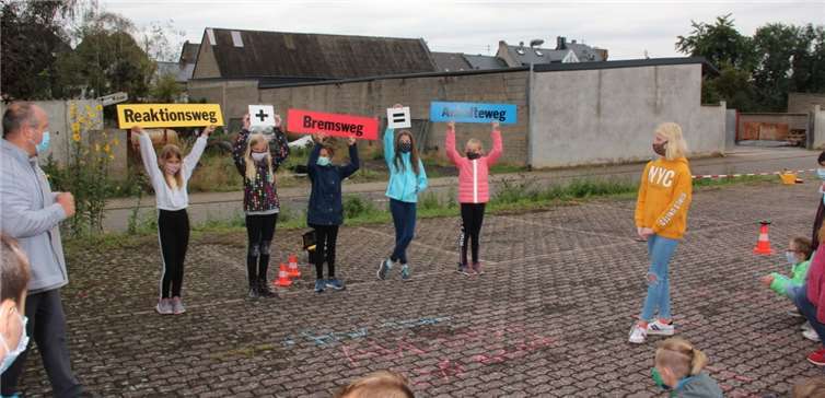 „Reaktionsweg + Bremsweg = Anhalteweg“: die Fünftklässler lernten wichtige Sicherheitsaspekte im Straßenverkehr. Foto: privat