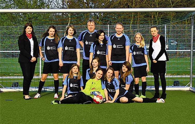 Real kann kommen - im Outfit unschlagbar: Die Pecher C-Mädchen mit Sponsorin Nora Knels von der KSK (ganz links) und Trainer Rolf Baedorf (hinten, Mitte). privat