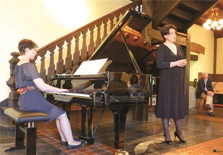 Rebecca Cápová (Klavier) und Alexandra Untiedt (Sopran) zogen die Zuhörer in ihren Bann. privat