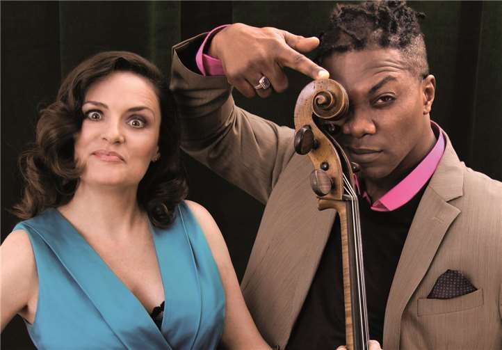 Rebecca Carrington und Colin Brown laden am 20. August zu einem Musikcomedy-Abend ein.