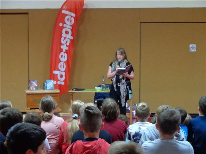 Rebecca Elbs las aus dem Buch „Leo und Lucy: Die Sache mit dem dritten L“ vor.