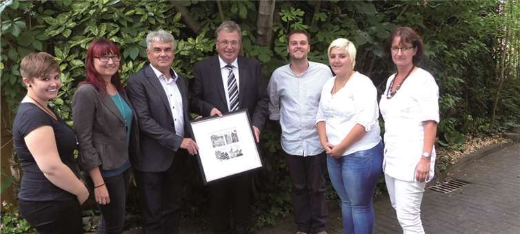 Rebecca Heck und Katharina Düro (Schülervertreterinnen), Albrecht Adam (Generalvikariat Trier), der neue Schulleiter Thomas Schmitz, Nick Rünz, Anne Kessler (Schülervertreter) und Beate Weißenfels (Mitarbeitervertretung) (v.l.).  Privat