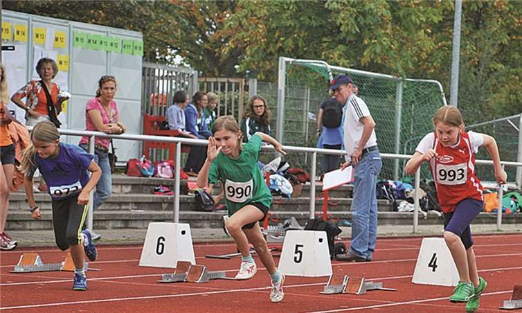 Rebecca Rathke und Shannon Wallenborn in der Bildmitte beim Start zum 50m Lauf in vorbildlicher Starttechnik. privat