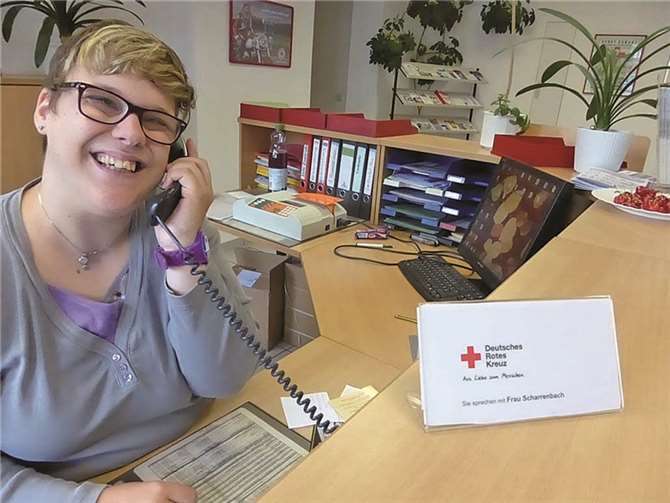 Rebecca Scharrenbach an ihrem Arbeitsplatz in der Zentrale des DRK-Kreisverbandes Ahrweiler. Caritas Werkstätten)