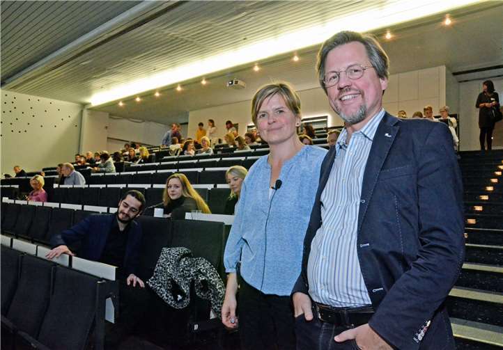 Rebecca Stefula vom Kreisjugendamt und Medizinethiker Dr. Dr. Andreas Bell begrüßten rund 70 Teilnehmer zum ersten „Forum Suchtprävention“ im Landkreis Mayen-Koblenz.