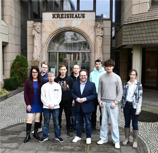 Rebecca Strittmatter (Lehrerin BBS Andernach), Auszubildende der MBK23, Pascal Badziong (1. Kreisbeigeordneter Landkreis Mayen-Koblenz) , Maria Brenner (Lehrerin BBS Andernach). Foto: Pressestelle Kreisverwaltung Mayen-Koblenz