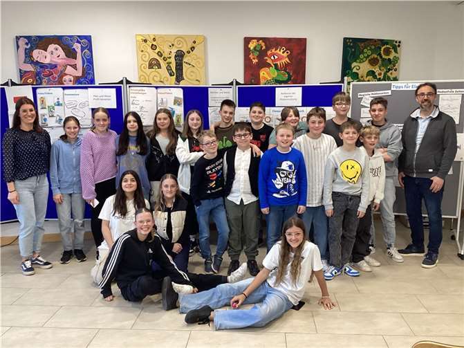 Rebecca Zimmer (li.) und Daniel Kendel (re.) waren beeindruckt vom Engagement der Sechsklässler. Quelle: Realschule plus und FOS Untermosel