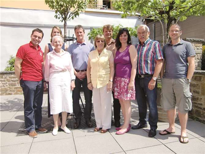 Rebekka Dukat (h.v.l.), Detlev Pilger, Christoph Kretschmer, Staatssekretär David Langner (v.v.l.), Margot Sigg, Gertrud Block, Detlev Pilger, Ute Hentschel, Hermann-Josef Schmidt und Raymond Twiesselmann. H.-J. Hentschel