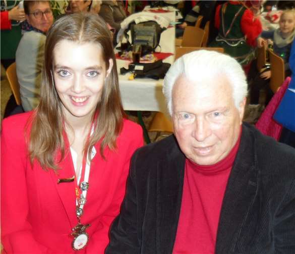 Rebekka Simon, Vorsitzende des 1. Lüftelberger Karneval Club e.V., mit Ortsvorsteher Siegfried Schwaner.privat