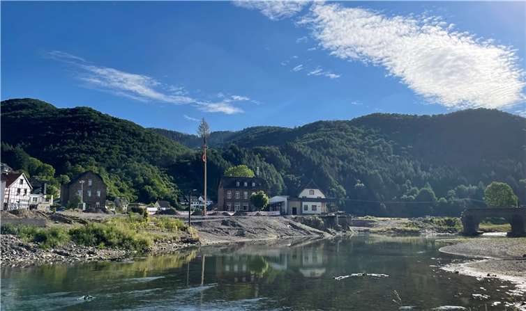 Förderbescheid über 1,145 Millionen Euro in VG Altenahr übergeben Rech im Juni 2022. Foto: ROB